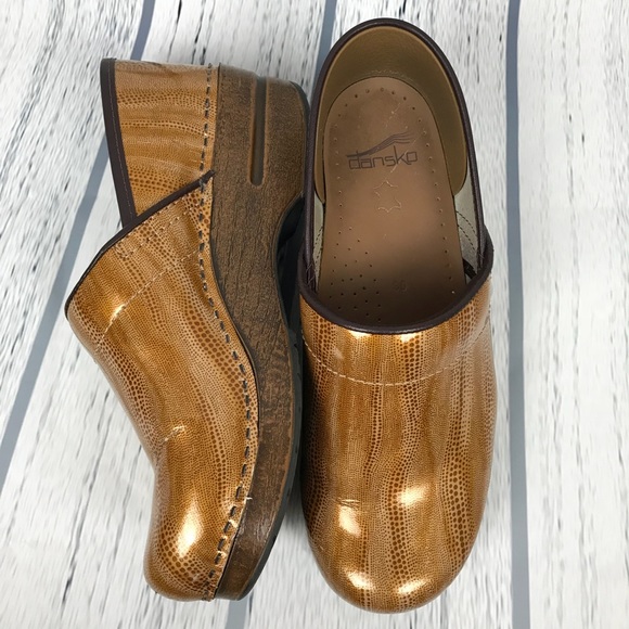 Dansko Shoes - Dansko clogs size 9/39